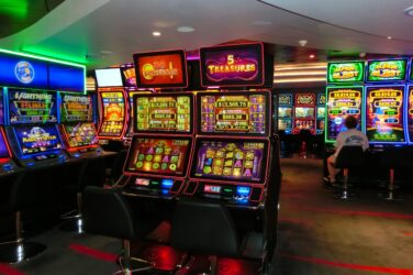 Populārākie tiešsaistes kazino ar likmēm